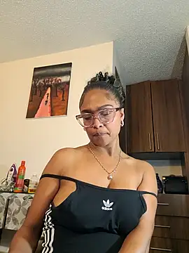 Snapshot of BiiancaEstradaa chatting on 04/24/26, 03:31 BiiancaEstradaa online show from 04/24/26, 03:31