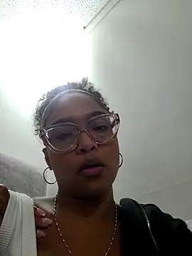 Snapshot of BiiancaEstradaa chatting on 05/16/26, 02:52 BiiancaEstradaa online show from 05/16/26, 02:52