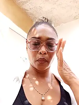 Snapshot of BiiancaEstradaa chatting on 06/23/26, 01:53 BiiancaEstradaa online show from 06/23/26, 01:53