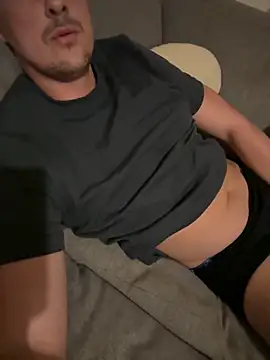 Snapshot of euphoria199527 chatting on 11/02/25, 08:11 euphoria199527 online show from 11/02/25, 08:11