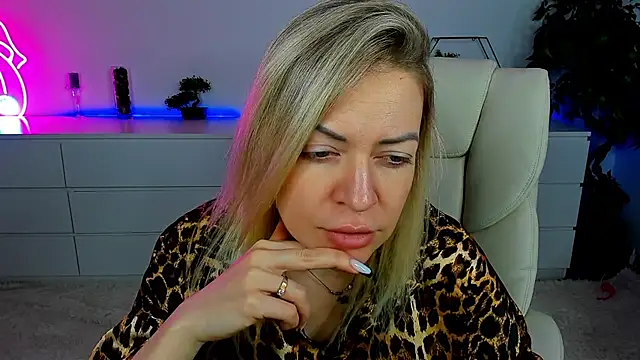 Anna Snows online show from 10/24/25, 05:37