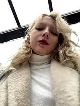 Snapshot of EveLittleSinner chatting on 10/24/25, 08:44 EveLittleSinner online show from 10/24/25, 08:44