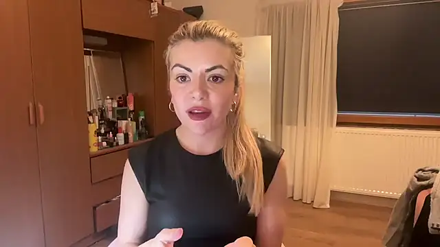 princess17 online show from 10/13/25, 05:24