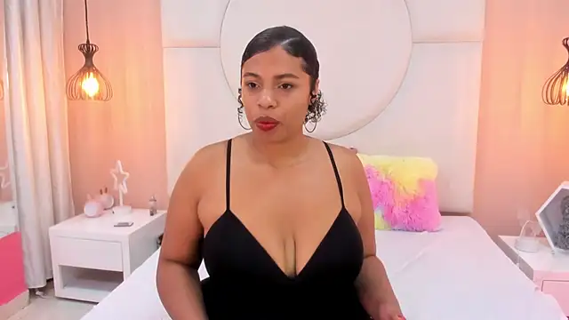 Snapshot of Laila_Cairo chatting on 11/08/25, 12:49 Laila Cairo online show from 11/08/25, 12:49