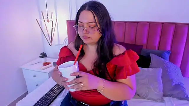 Snapshot of Tessa_Sinclaire chatting on 10/06/25, 11:24 Tessa Sinclaire online show from 10/06/25, 11:24