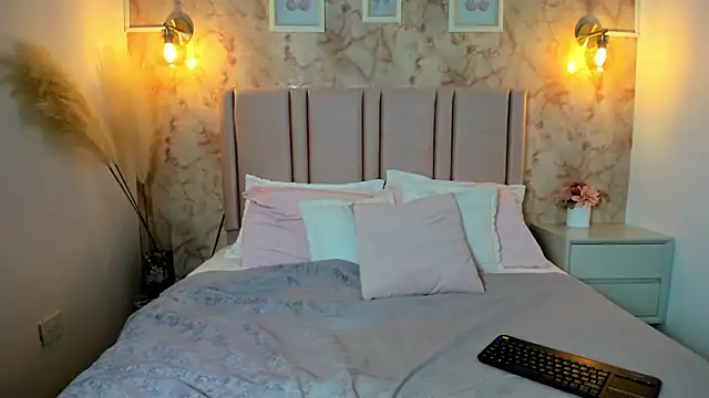 Snapshot of Isa_lux chatting on 10/08/25, 03:37 Isa lux online show from 10/08/25, 03:37