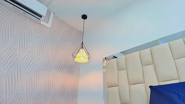 Snapshot of Vero_Temptation chatting on 11/24/25, 12:05 Vero Temptation online show from 11/24/25, 12:05