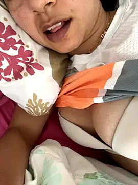 Snapshot of LatinaHottt chatting on 10/29/25, 05:47 LatinaHottt online show from 10/29/25, 05:47