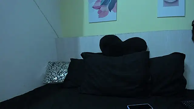 AtheneaArbelaez  online show from 09/15/25, 12:49