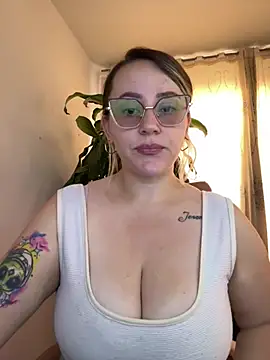 Snapshot of CurvyLust_x chatting on 04/20/26, 01:47 CurvyLust x online show from 04/20/26, 01:47