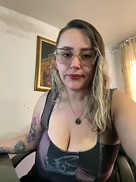 Snapshot of CurvyLust_x chatting on 05/13/26, 01:19 CurvyLust x online show from 05/13/26, 01:19
