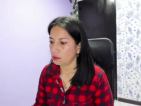 Snapshot of Megan_Collinss_ chatting on 11/06/25, 01:34 Megan Collinss online show from 11/06/25, 01:34