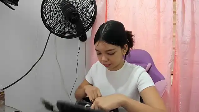 shy luna18 online show from 09/25/25, 12:31