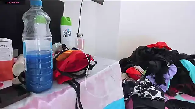 Snapshot of zou_quira chatting on 11/22/25, 12:48 zou quira online show from 11/22/25, 12:48