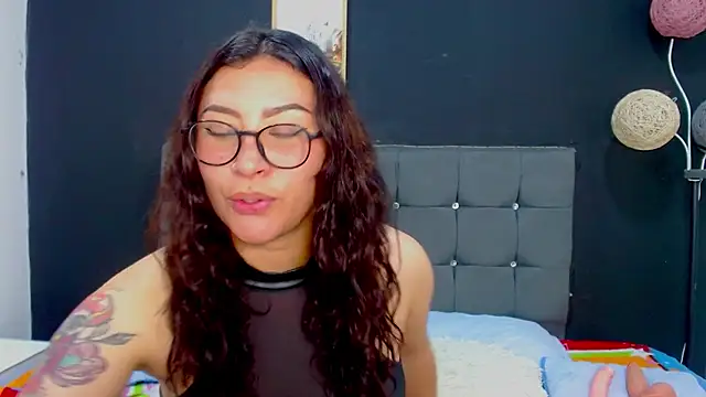 Snapshot of nicolee_8 chatting on 10/10/25, 01:43 nicolee 8 online show from 10/10/25, 01:43