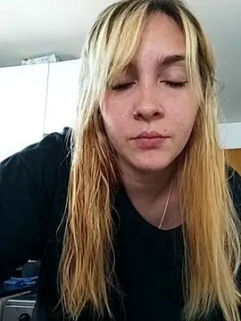 Snapshot of ayebran chatting on 10/19/25, 07:14 ayebran online show from 10/19/25, 07:14