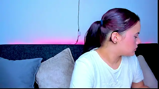 Snapshot of sweet_lily26 chatting on 09/23/25, 03:42 sweet lily26 online show from 09/23/25, 03:42