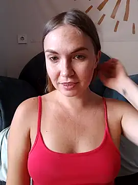 Snapshot of KisaVixen chatting on 09/19/25, 12:28 KisaVixen online show from 09/19/25, 12:28