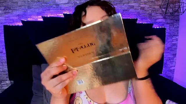 Suxan White  online show from 04/22/26, 09:49