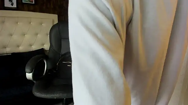 Snapshot of celeste__clark chatting on 11/12/25, 01:44 celeste clark online show from 11/12/25, 01:44