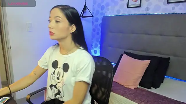 Snapshot of celeste__clark chatting on 11/24/25, 01:00 celeste clark online show from 11/24/25, 01:00