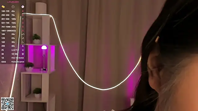 Snapshot of AlberthaEscue chatting on 11/17/25, 04:18 AlberthaEscue online show from 11/17/25, 04:18