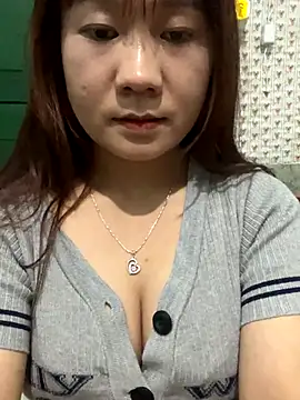 Snapshot of qinejr37 chatting on 10/10/25, 12:26 qinejr37 online show from 10/10/25, 12:26