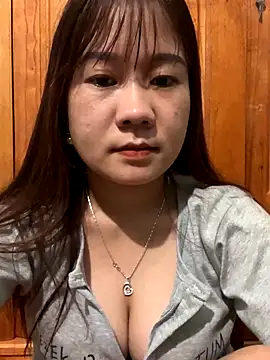 Snapshot of qinejr37 chatting on 10/18/25, 10:32 qinejr37 online show from 10/18/25, 10:32