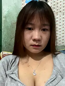 Snapshot of qinejr37 chatting on 12/15/25, 01:43 qinejr37 online show from 12/15/25, 01:43