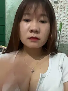 Snapshot of qinejr37 chatting on 12/16/25, 01:32 qinejr37 online show from 12/16/25, 01:32