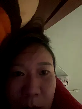 Snapshot of qinejr37 chatting on 12/17/25, 02:23 qinejr37 online show from 12/17/25, 02:23