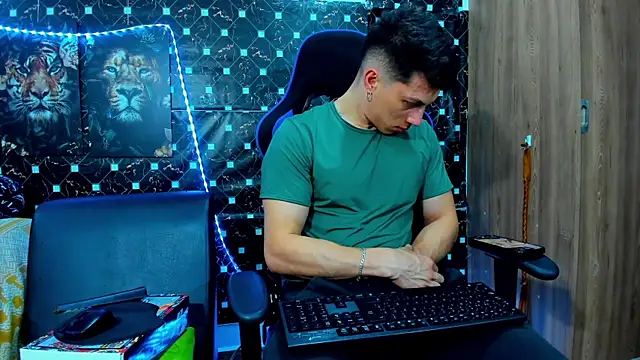 javiersexymann online show from 09/23/25, 11:41