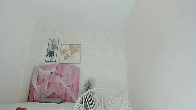 Snapshot of emy_barnert chatting on 10/12/25, 12:37 emy barnert online show from 10/12/25, 12:37