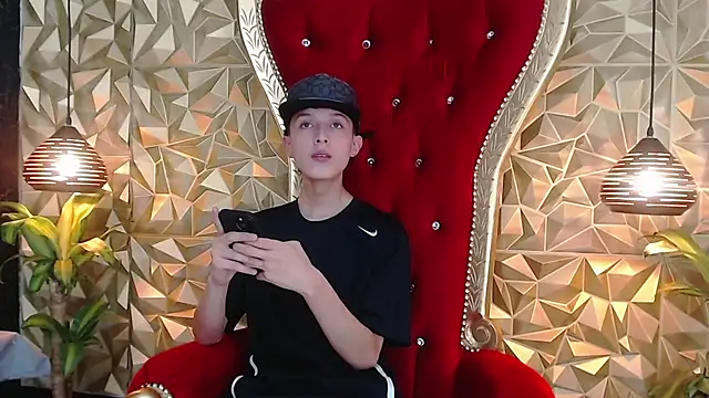 Snapshot of ArthurCox chatting on 09/11/25, 11:38 ArthurCox online show from 09/11/25, 11:38