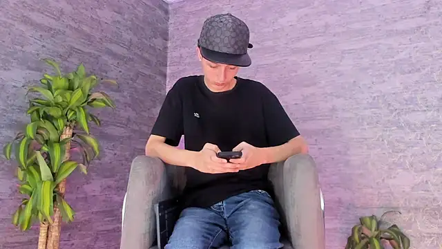 Snapshot of ArthurCox chatting on 09/17/25, 05:47 ArthurCox online show from 09/17/25, 05:47