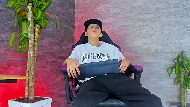 Snapshot of ArthurCox chatting on 09/20/25, 05:36 ArthurCox online show from 09/20/25, 05:36