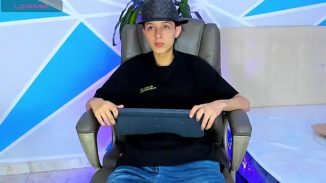 Snapshot of ArthurCox chatting on 09/22/25, 06:10 ArthurCox online show from 09/22/25, 06:10