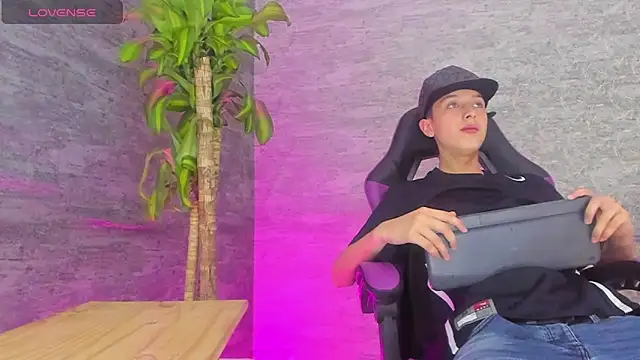 Snapshot of ArthurCox chatting on 09/23/25, 05:38 ArthurCox online show from 09/23/25, 05:38