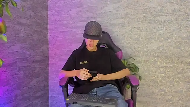 Snapshot of ArthurCox chatting on 10/03/25, 05:32 ArthurCox online show from 10/03/25, 05:32