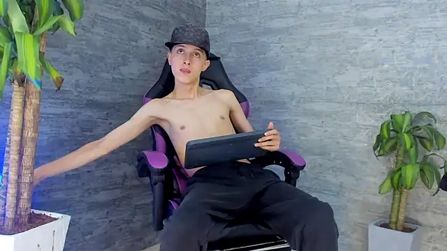 Snapshot of ArthurCox chatting on 10/13/25, 05:35 ArthurCox online show from 10/13/25, 05:35