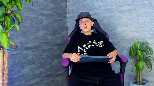 Snapshot of ArthurCox chatting on 10/15/25, 05:24 ArthurCox online show from 10/15/25, 05:24