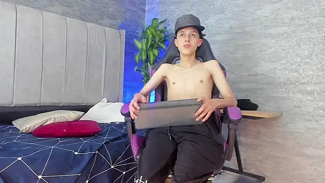 Snapshot of ArthurCox chatting on 10/19/25, 05:24 ArthurCox online show from 10/19/25, 05:24