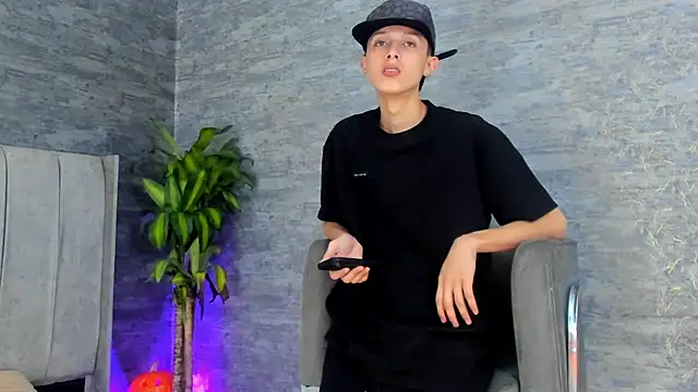 Snapshot of ArthurCox chatting on 10/25/25, 05:30 ArthurCox online show from 10/25/25, 05:30