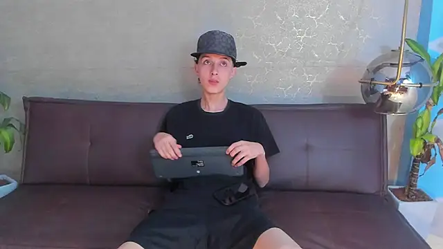 Snapshot of ArthurCox chatting on 10/27/25, 05:28 ArthurCox online show from 10/27/25, 05:28