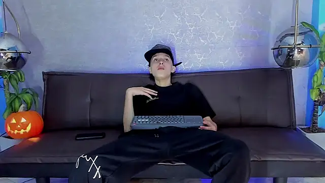 Snapshot of ArthurCox chatting on 10/28/25, 05:37 ArthurCox online show from 10/28/25, 05:37