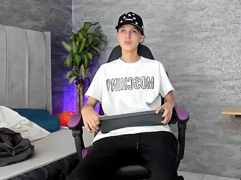 Snapshot of ArthurCox chatting on 11/04/25, 05:34 ArthurCox online show from 11/04/25, 05:34