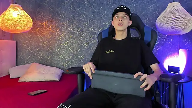 Snapshot of ArthurCox chatting on 11/13/25, 05:34 ArthurCox online show from 11/13/25, 05:34