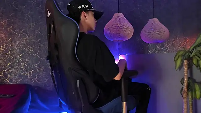 Snapshot of ArthurCox chatting on 11/15/25, 05:20 ArthurCox online show from 11/15/25, 05:20