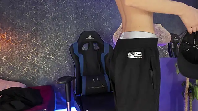 Snapshot of ArthurCox chatting on 11/16/25, 05:18 ArthurCox online show from 11/16/25, 05:18