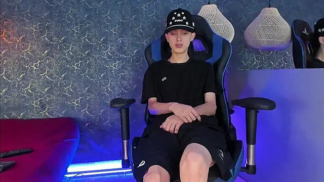 Snapshot of ArthurCox chatting on 11/18/25, 05:28 ArthurCox online show from 11/18/25, 05:28